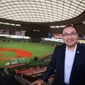 率團訪西武巨蛋 侯友宜帶「家鄉味」為林冠臣加油打氣