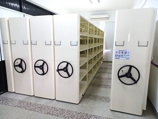傳統倉儲落伍了！無軌移動櫃爆紅 連醫療業也搶用