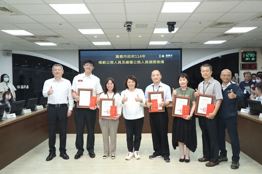 嘉市表揚模範及績優公務人員 黃敏惠期許跨域整合推動城市再造