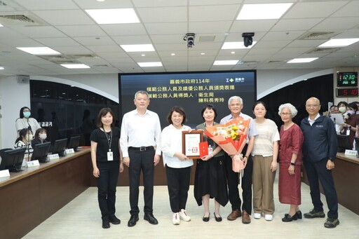 嘉市表揚模範及績優公務人員 黃敏惠期許跨域整合推動城市再造