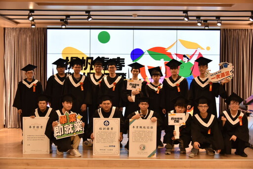 勞動部雙軌生65位學子 畢業即就業學經歷雙收