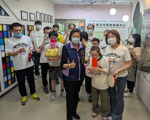 端午節前夕 社會局長李美珍代表侯友宜走訪五家社福機構送暖