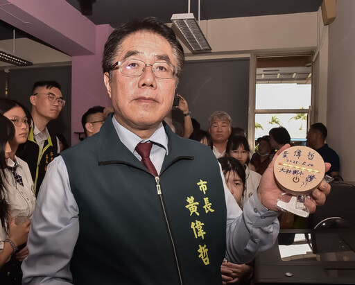 全球首間校園黃金蝙蝠生態教室 黄偉哲親往大社國小揭牌啓用