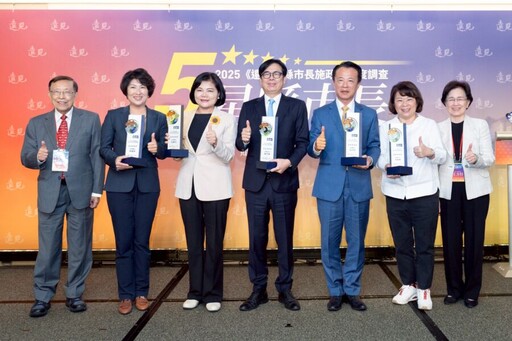 饒慶鈴蟬聯《遠見》五星縣長 領獎展現慢經濟施政成果
