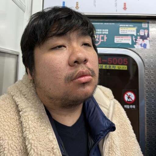 統神遭黑衣人暴力攻擊 出庭打哈欠回應：我現在這麼火？