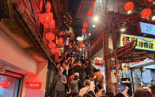 九份紅燈籠祭點亮山城 百人提燈夜遊展開光影盛宴