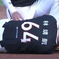 統一獅「恐象症」發作！林靖凱才歸隊2個月 又倒地受傷