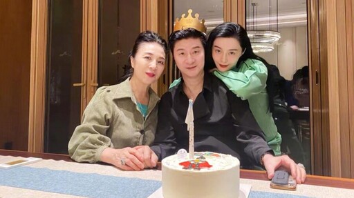范冰冰曬父親節全家福 70歲范爸顏值高被讚像兄妹