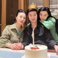 范冰冰曬父親節全家福 70歲范爸顏值高被讚像兄妹