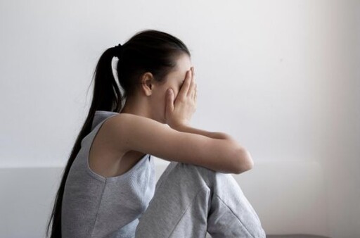 體育狼師「設局誘騙」畢業少女猥褻！教職身分遭永久剝奪