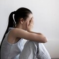 體育狼師「設局誘騙」畢業少女猥褻！教職身分遭永久剝奪