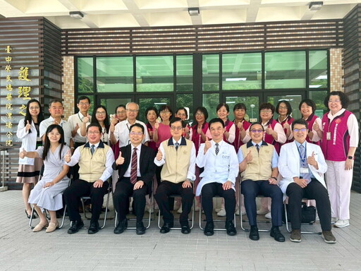 輔導會主委嚴德發視導灣橋分院慰問榮民眷 肯定醫療團隊付出