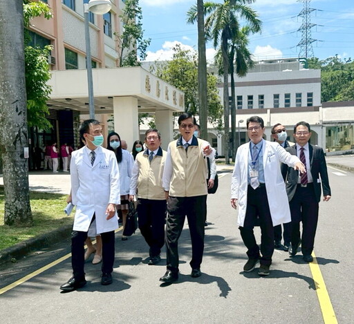 輔導會主委嚴德發視導灣橋分院慰問榮民眷 肯定醫療團隊付出