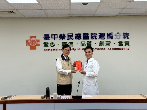 輔導會主委嚴德發視導灣橋分院慰問榮民眷 肯定醫療團隊付出