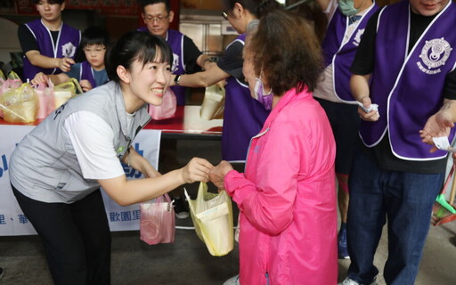 山田摩衣攜板橋群英扶輪社送500份愛心早餐 溫暖浮洲里民