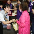 山田摩衣攜板橋群英扶輪社送500份愛心早餐 溫暖浮洲里民