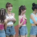 李多慧「守護隊友的胸部」！狂拉小背心網笑翻：李媽媽來了
