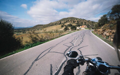 早上恍神險送命！女騎士機車暴衝 跌入2米深排水道送醫