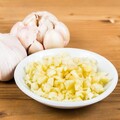 止癢別亂抹！婦「抹蒜泥」竟潰爛紅腫 醫：恐誘發蜂窩性組織炎