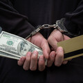 打工妹成詐團車手！咖啡廳收「40 萬現金」警埋伏當場逮人
