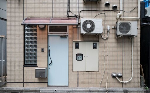 陽台遭裝12台室外機 女住戶控「家中像烤爐」