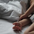 喪子未滿百日！高雄公公竟伸狼爪「猥褻兒媳」 1歲孫甚至睡在旁