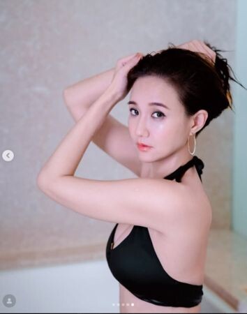 何妤玟48歲濕身解放 比基尼泡浴缸、辣露事業線全被拍