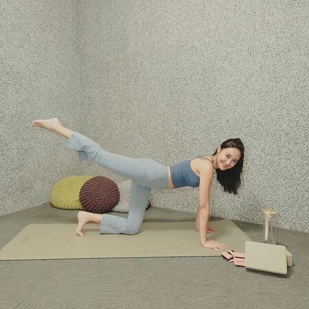 何妤玟48歲濕身解放 比基尼泡浴缸、辣露事業線全被拍