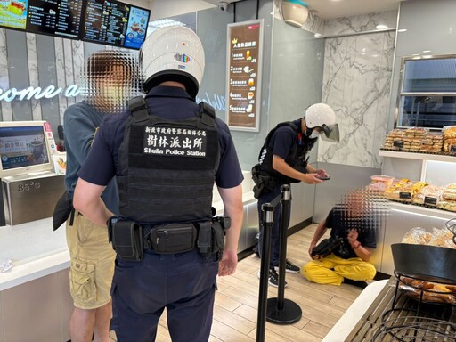 獨／新北老翁85度C內抓狂亂摸收銀台！男客壓制在地受輕傷