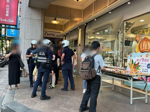 獨／新北老翁85度C內抓狂亂摸收銀台！男客壓制在地受輕傷