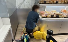 獨/新北老翁85度C內抓狂亂摸收銀台!男客壓制在地受輕傷