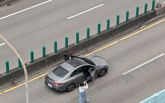 萬安演習變伸展台！2女「高架橋」擺拍 恐遭開罰33.6萬元