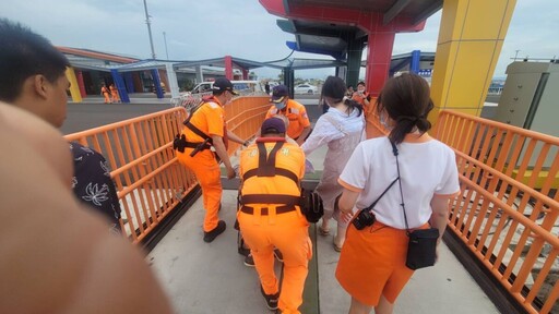 澎湖返布袋旅客船上突發昏迷 海巡署攜手消防搶救送醫