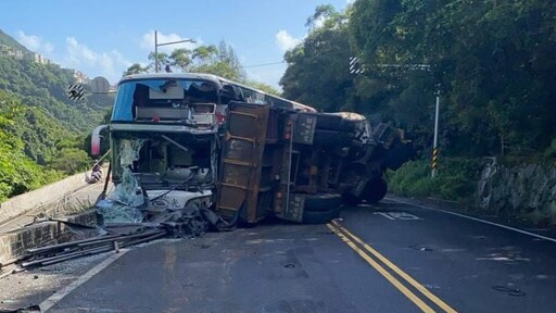 萬里國光客運遭砂石車撞翻 1死14傷車頭扭曲怵目驚心