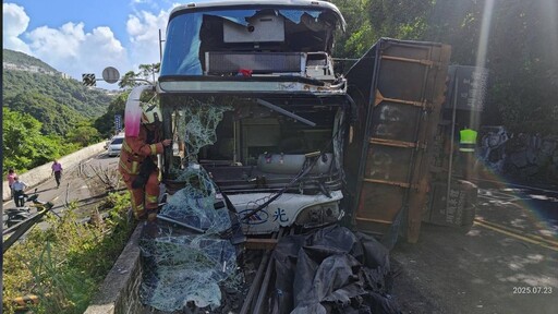 萬里國光客運遭砂石車撞翻 1死14傷車頭扭曲怵目驚心