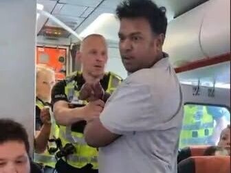 男機上喊有炸彈掀恐慌！乘客「英勇上前」壓制畫面曝光 引網狂讚