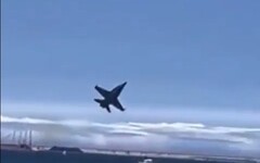 影片瘋傳！戰機垂直衝向人群 飛行員急拉升驚險避過意外