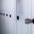 38歲狼師女更衣室裝針孔！大看JK脫衣秀被逮吐：偷拍讓我很開心