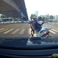 男騎士等紅燈「狂前後急煞」 狂吃豆腐惹怒妹子 下一秒跳車走人