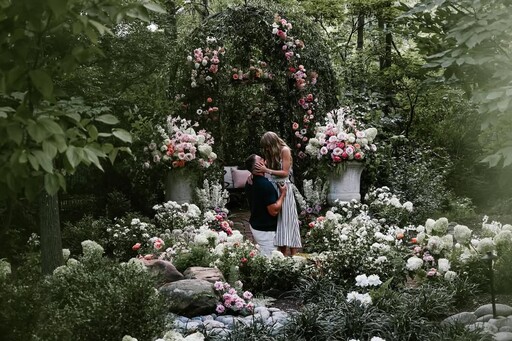 泰勒絲深夜驚喜宣布婚訊！情定球星男友 甜喊：你的英文老師、體育老師要結婚囉