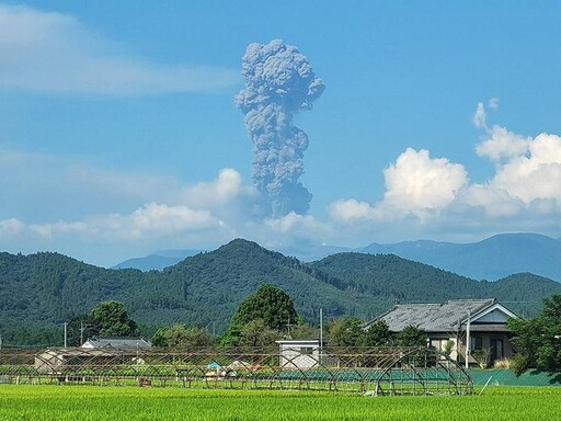 日本火山再甦醒！新燃岳「連2度噴發」 煙柱直竄天際居民急防灰