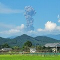 日本火山再甦醒！新燃岳「連2度噴發」 煙柱直竄天際居民急防灰
