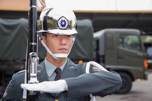 桃園豪宅保全「帥到翻」！認真值勤照片瘋傳 本尊出面回應了