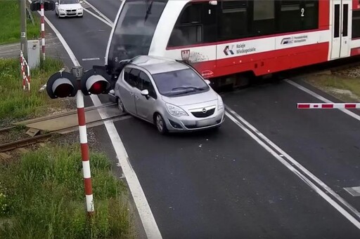 鬼切撞破平交道柵欄！波蘭司機「詭異停鐵軌上」 下秒遭列車高速狠撞畫面曝