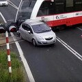 鬼切撞破平交道柵欄！波蘭司機「詭異停鐵軌上」 下秒遭列車高速狠撞畫面曝