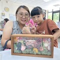 黃琤婷帶領祖孫三代手作 永生花相框留住幸福時光