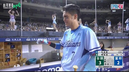 陳真轟全壘打淚奔本壘！痛哭擁抱林哲瑄 他感性對學弟喊一句話