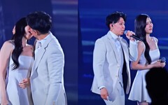 南珉貞、阿崔甜蜜激吻!大巨蛋全場球迷尖叫 悍將球員認輸了