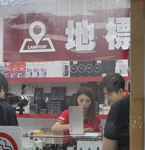 Joeman被路人撞見兼職 網驚呼「本人真的很瘦」「根本金秀賢」