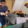 沒想到爸爸也來了！花蓮災區「父子巧遇畫面」網友瘋傳